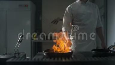 厨师在<strong>厨房</strong>的热<strong>锅</strong>上缓慢地点燃火焰，<strong>厨房</strong>里大明火，<strong>锅</strong>着火，做饭